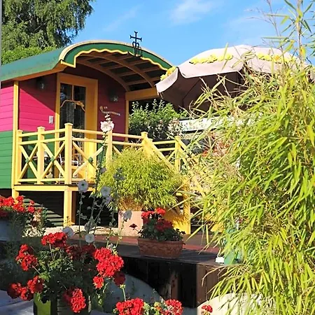 Roulotte La Dominique Bed & Breakfast 4*