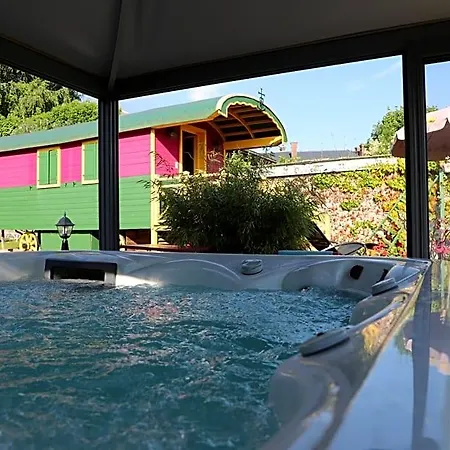 Roulotte La Dominique Bed & Breakfast 4*