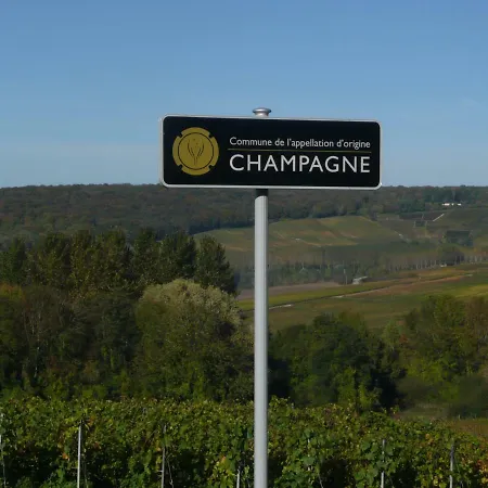 Roulotte La Dominique Couette-café 4*