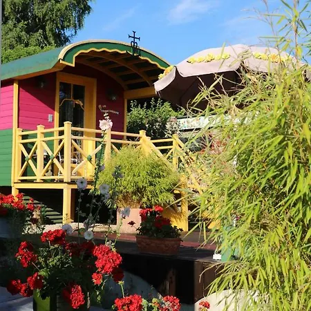 Roulotte La Dominique Bed & Breakfast 4*