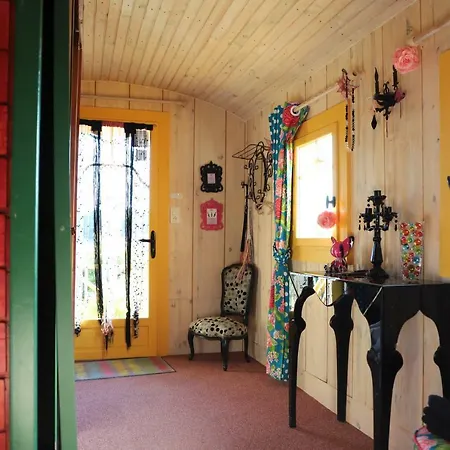 Roulotte La Dominique Couette-café 4*