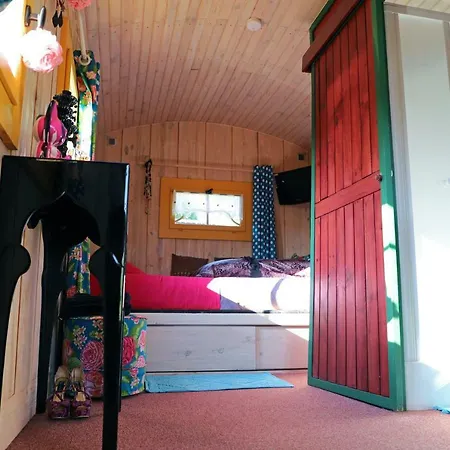 Roulotte La Dominique Bed & Breakfast 4*