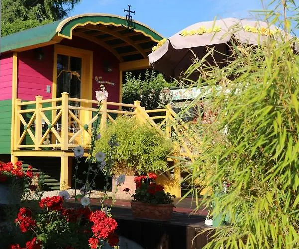 Roulotte La Dominique Bed & Breakfast 4*