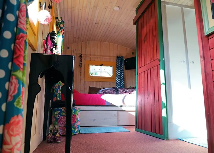 Roulotte La Dominique Bed & Breakfast 4*